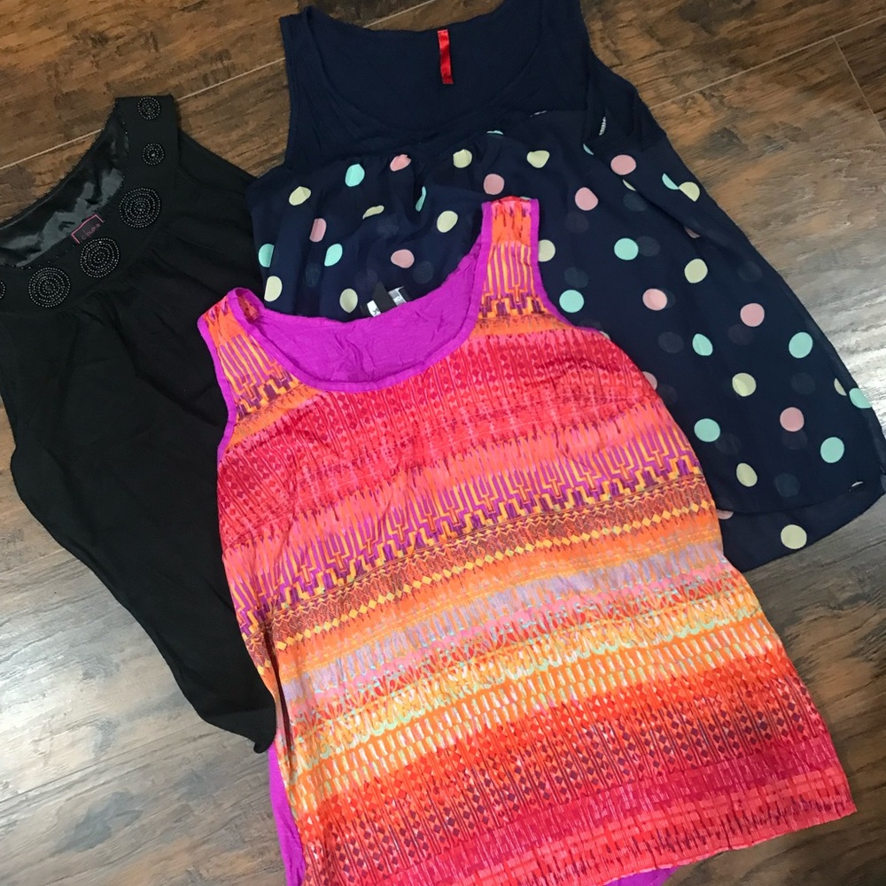 Women’s bundle lot tank tops